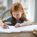 pisząca dziewczynka