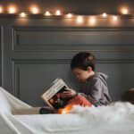 chłopiec czyta w łóżku