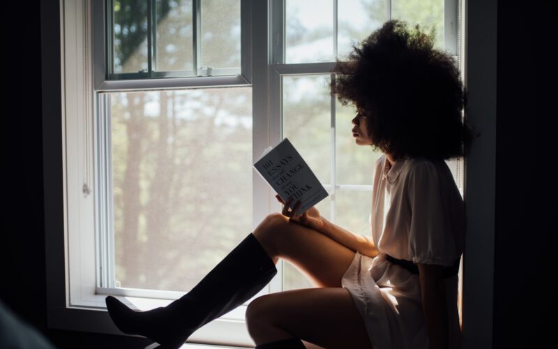dziewczyna czytająca książkę
