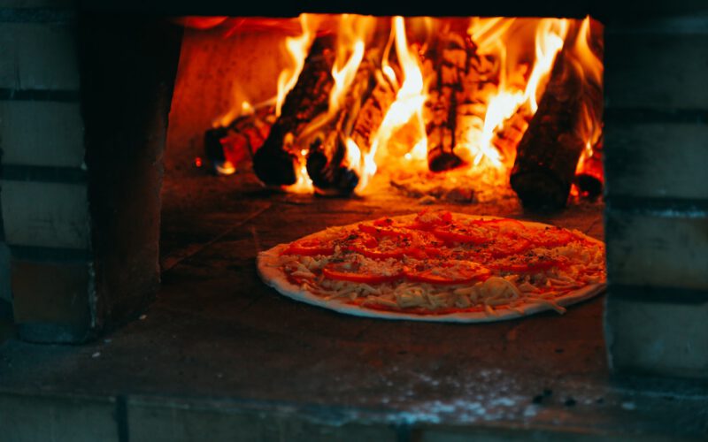 Piec do pizzy opalany drewnem lub gazem – co wybrać?