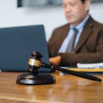 Sprawy karne – dlaczego warto skorzystać z pomocy adwokata?