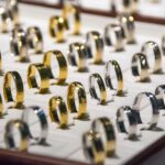 Jakie popularne rodzaje biżuterii są dostępne u jubilera?