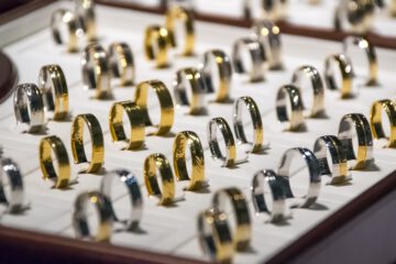 Jakie popularne rodzaje biżuterii są dostępne u jubilera?