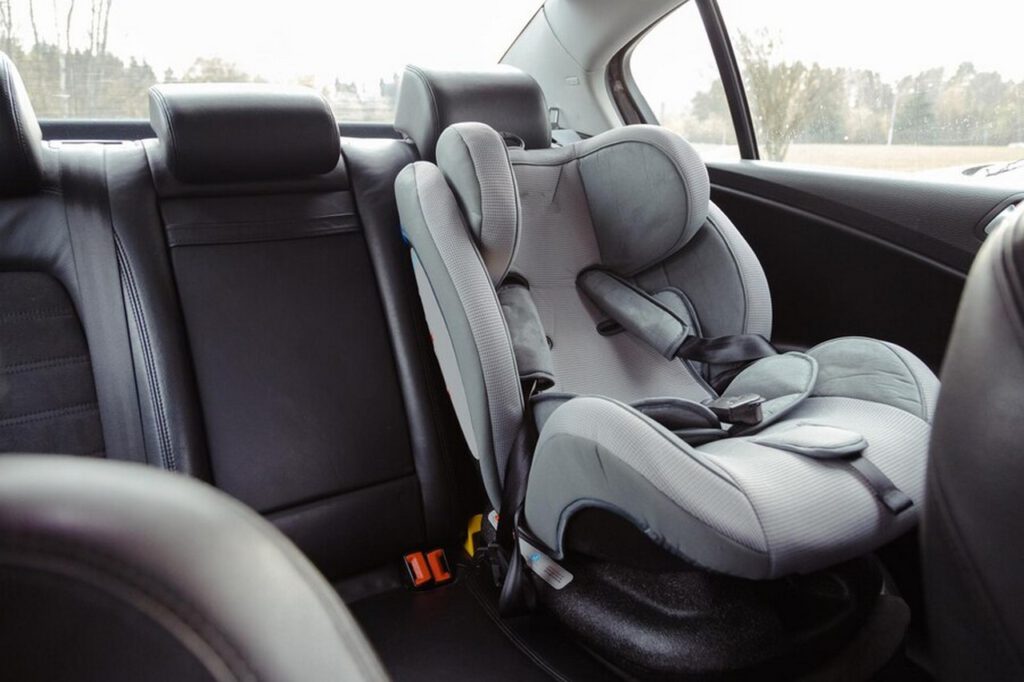 Jak wkładka do fotelika samochodowego wpływa na komfort podróży dziecka?