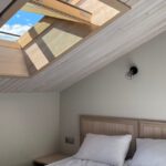 Czym różnią się okna połaciowe od tradycyjnych okien dachowych?