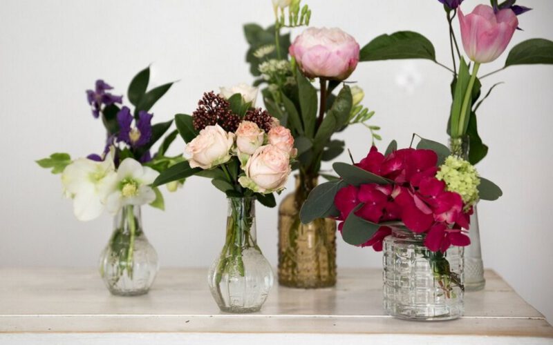 Jak używać kamieni dekoracyjnych do wazonu – pomysły i inspiracje