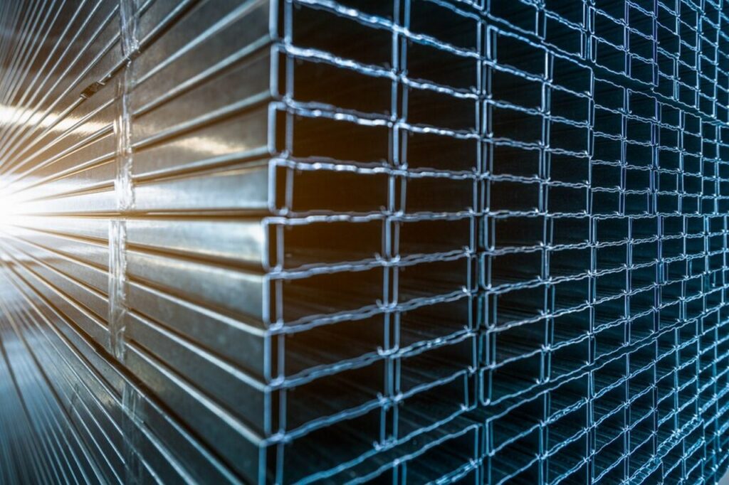 Jakie są zalety kształtowników stalowych o profilu prostokątnym i gdzie znajdują zastosowanie?