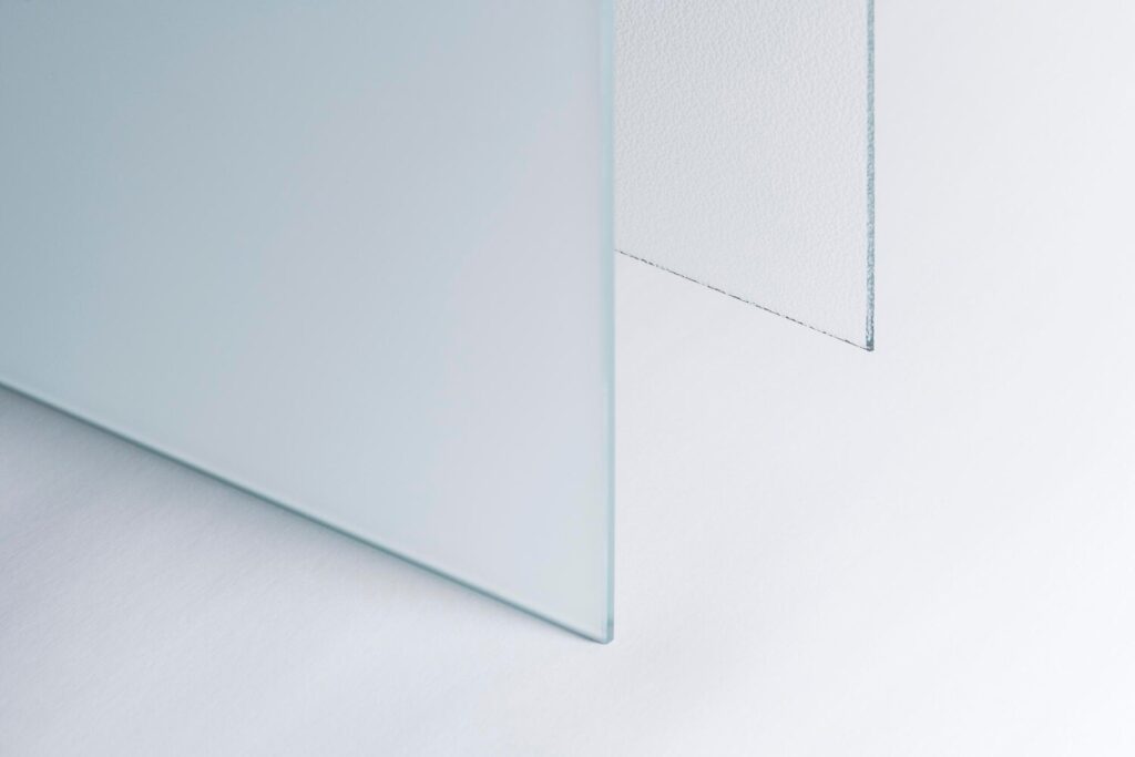 Płyty PET – jakie właściwości i zastosowania mają?